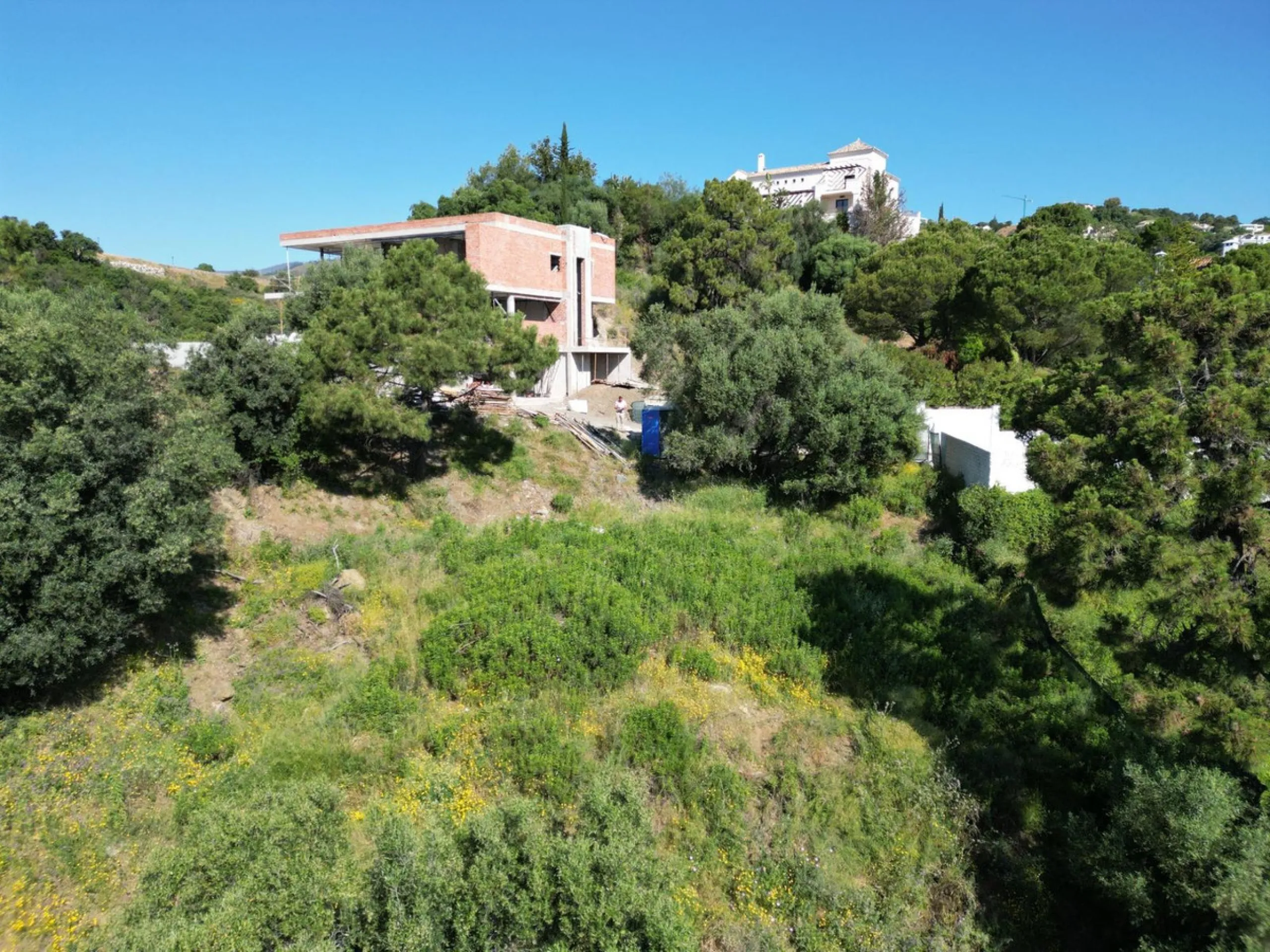 Fabulous south-facing residential plot in the exclusive country estate of Monte Mayor Resort. This large plot of €2.799m2 enjoys stunning views of the lake and surrounding landscape, and is close to the security entrance of the resort.