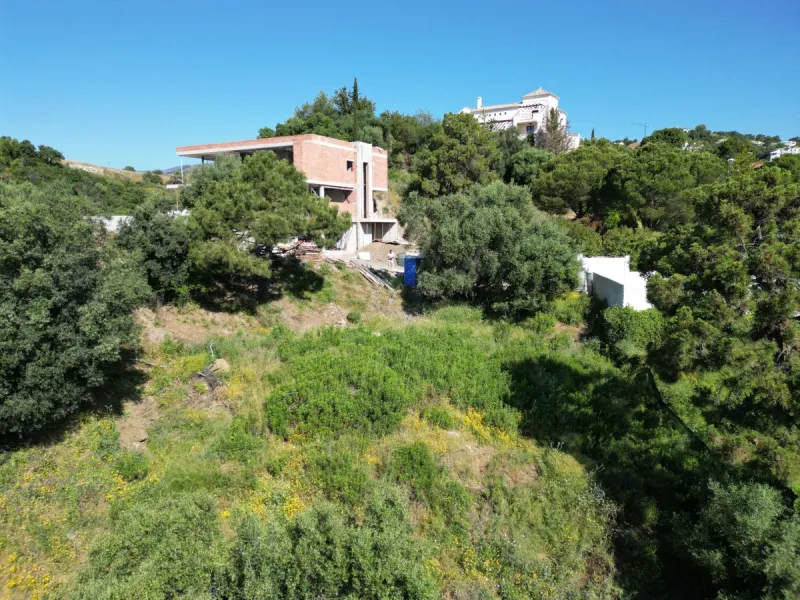 Fabulous south-facing residential plot in the exclusive country estate of Monte Mayor Resort. This large plot of €2.799m2 enjoys stunning views of the lake and surrounding landscape, and is close to the security entrance of the resort.