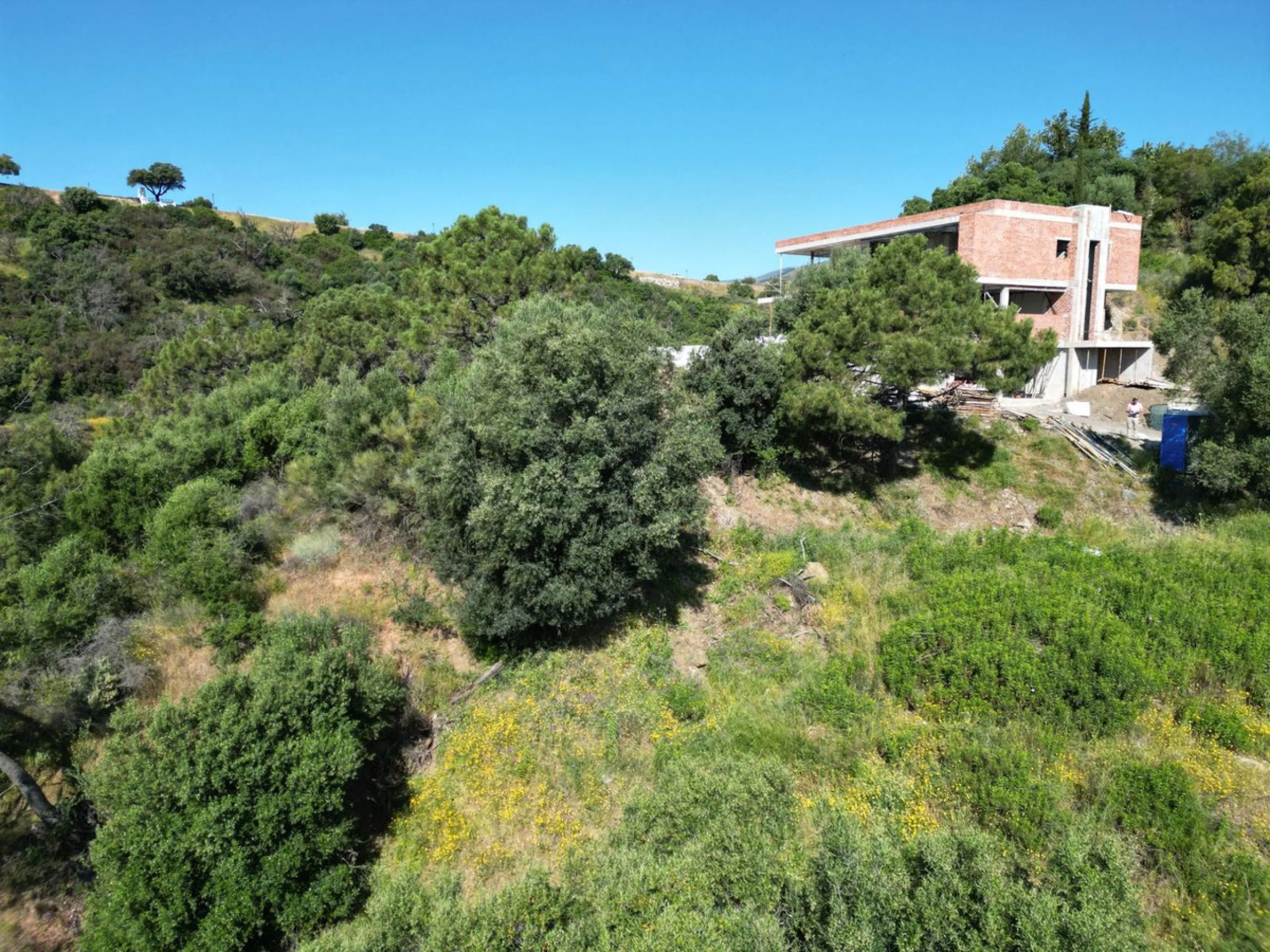 Fabulous south-facing residential plot in the exclusive country estate of Monte Mayor Resort. This large plot of €2.799m2 enjoys stunning views of the lake and surrounding landscape, and is close to the security entrance of the resort.