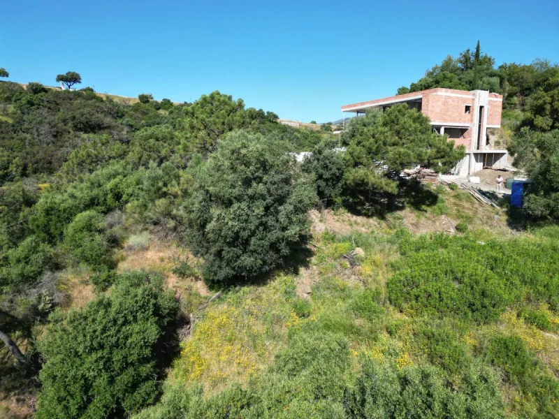 Fabulous south-facing residential plot in the exclusive country estate of Monte Mayor Resort. This large plot of €2.799m2 enjoys stunning views of the lake and surrounding landscape, and is close to the security entrance of the resort.