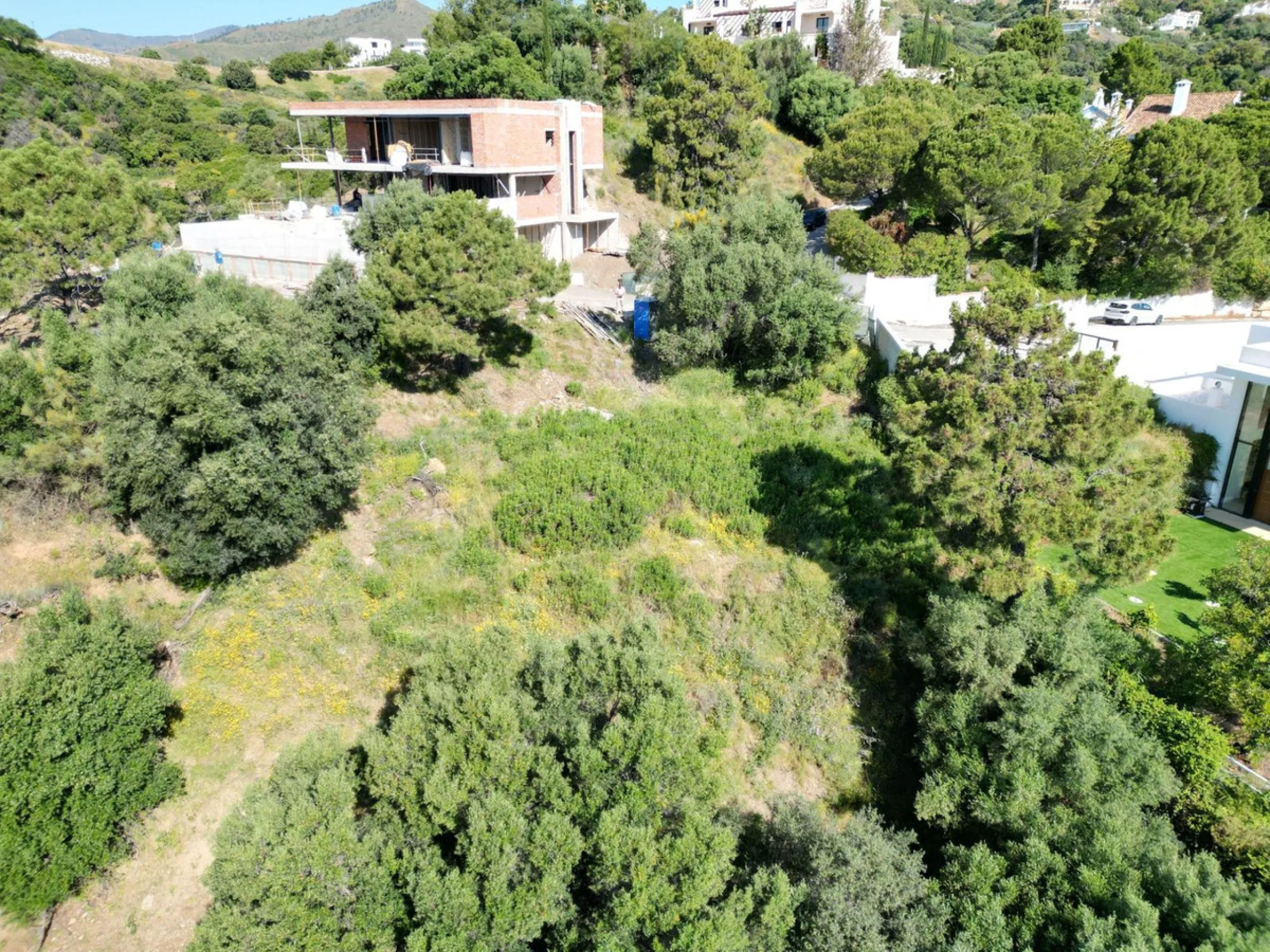 Fabulous south-facing residential plot in the exclusive country estate of Monte Mayor Resort. This large plot of €2.799m2 enjoys stunning views of the lake and surrounding landscape, and is close to the security entrance of the resort.