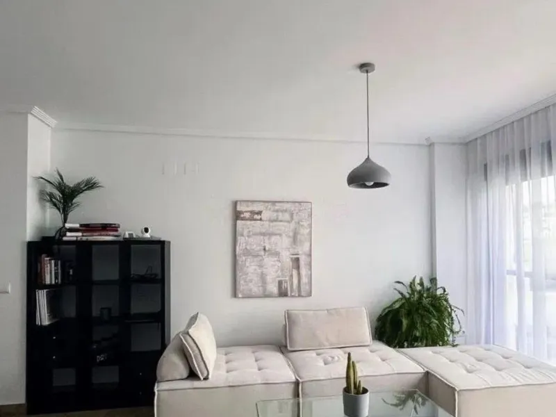Discover this bright and generously sized apartment situated in the popular Golf Hills urbanisation, in Selwo – La Resina area, ideally positioned between Estepona and Marbella—an excellent spot to enjoy the Costa del Sol throughout the year.
