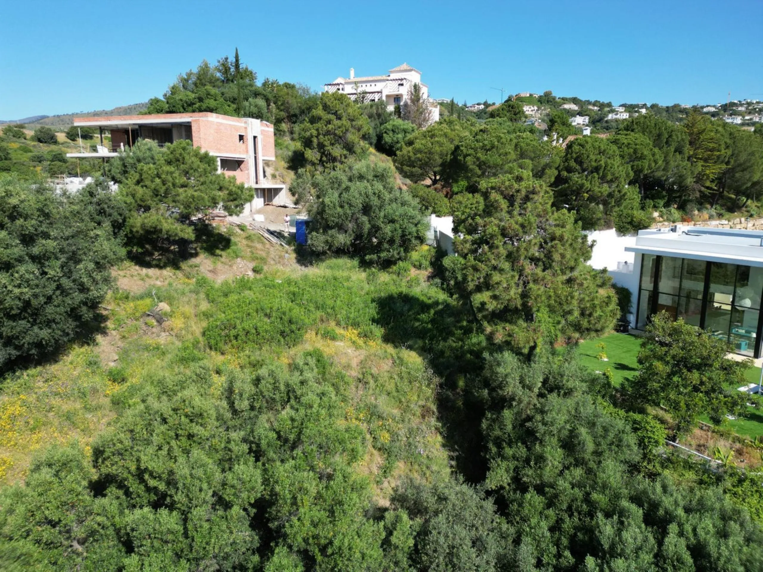 Fabulous south-facing residential plot in the exclusive country estate of Monte Mayor Resort. This large plot of €2.799m2 enjoys stunning views of the lake and surrounding landscape, and is close to the security entrance of the resort.