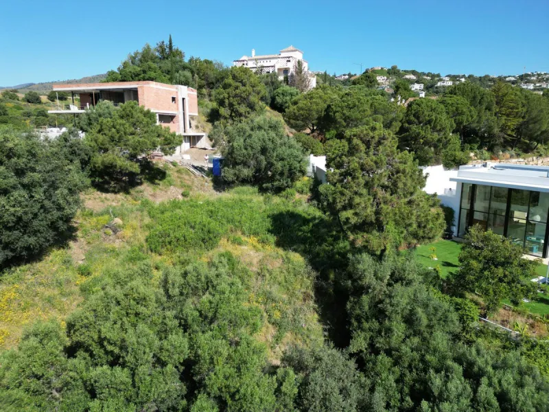 Fabulous south-facing residential plot in the exclusive country estate of Monte Mayor Resort. This large plot of €2.799m2 enjoys stunning views of the lake and surrounding landscape, and is close to the security entrance of the resort.