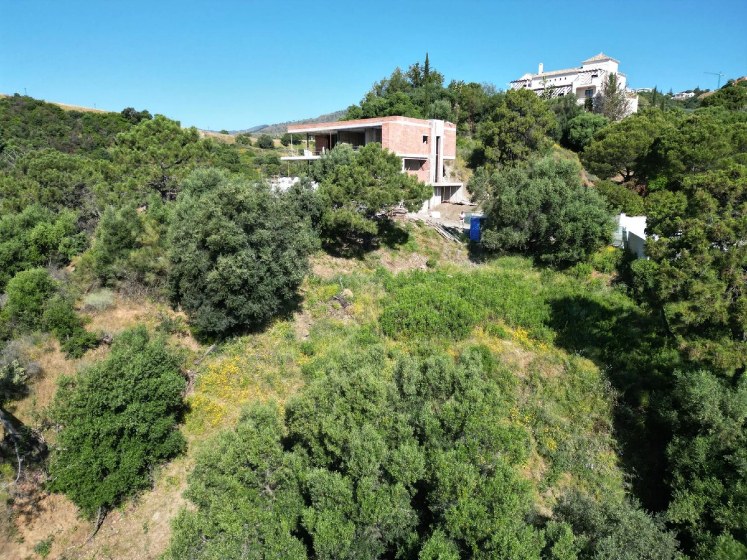 Fabulous south-facing residential plot in the exclusive country estate of Monte Mayor Resort. This large plot of €2.799m2 enjoys stunning views of the lake and surrounding landscape, and is close to the security entrance of the resort.
