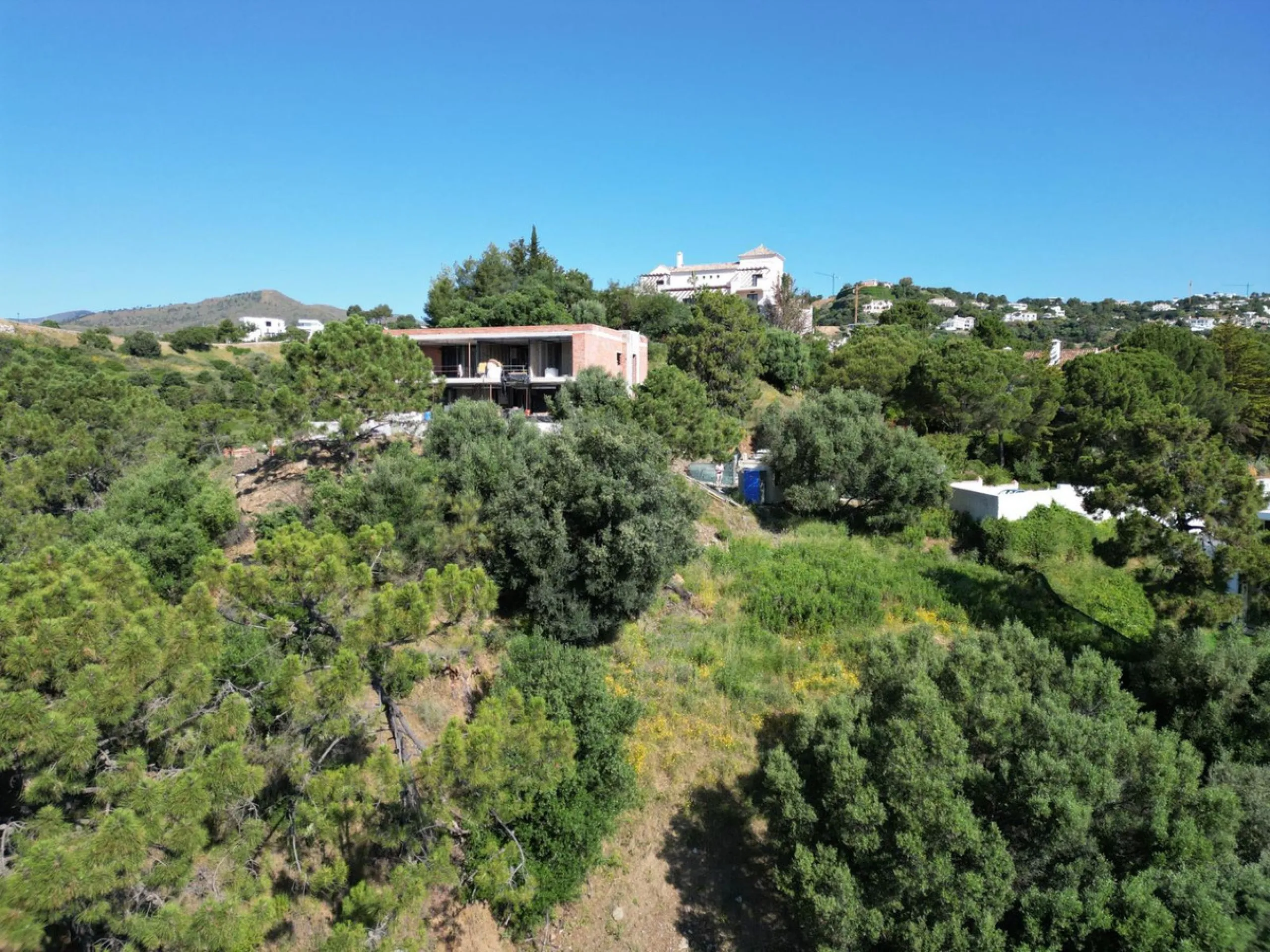 Fabulous south-facing residential plot in the exclusive country estate of Monte Mayor Resort. This large plot of €2.799m2 enjoys stunning views of the lake and surrounding landscape, and is close to the security entrance of the resort.