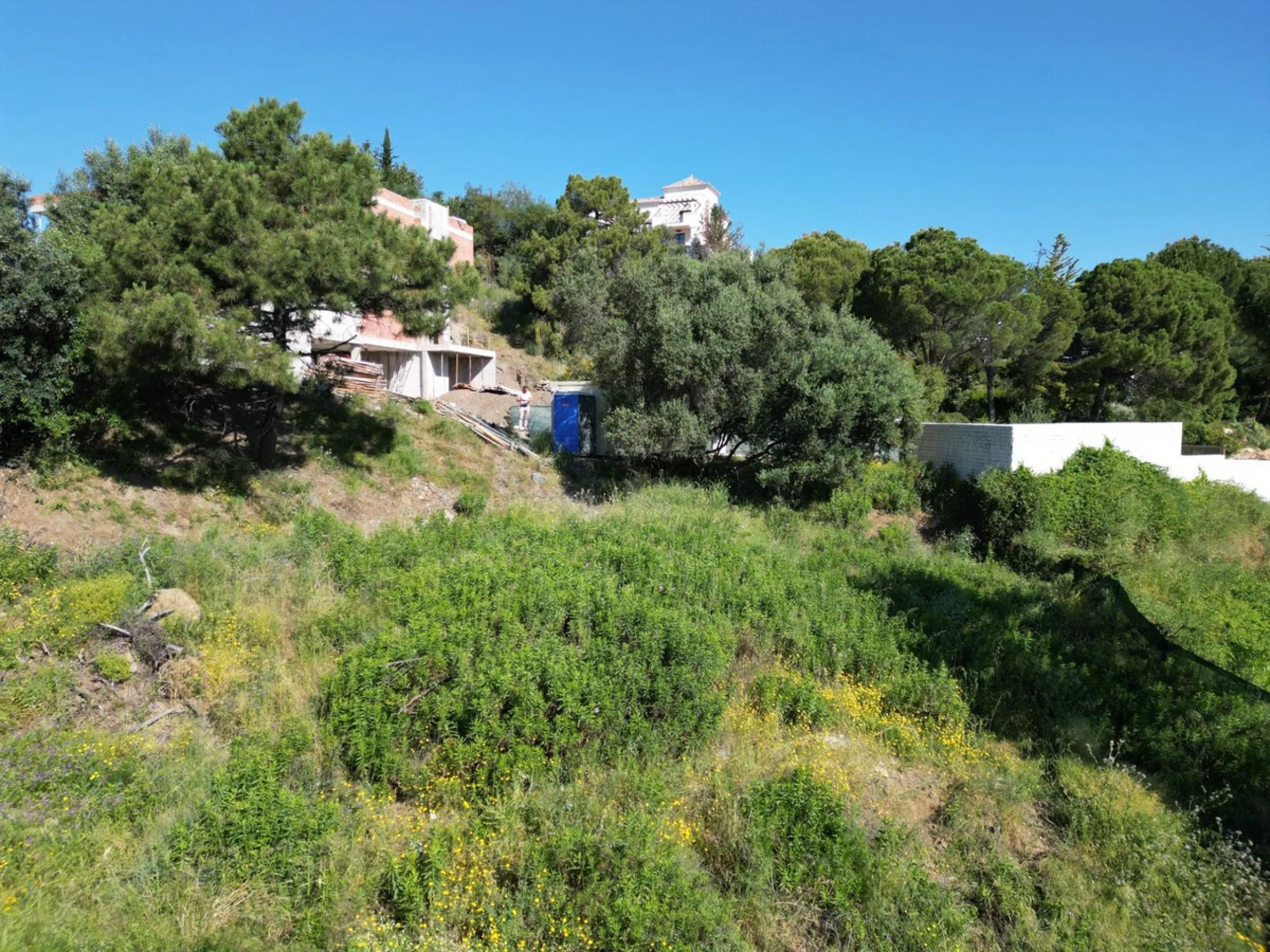 Fabulous south-facing residential plot in the exclusive country estate of Monte Mayor Resort. This large plot of €2.799m2 enjoys stunning views of the lake and surrounding landscape, and is close to the security entrance of the resort.