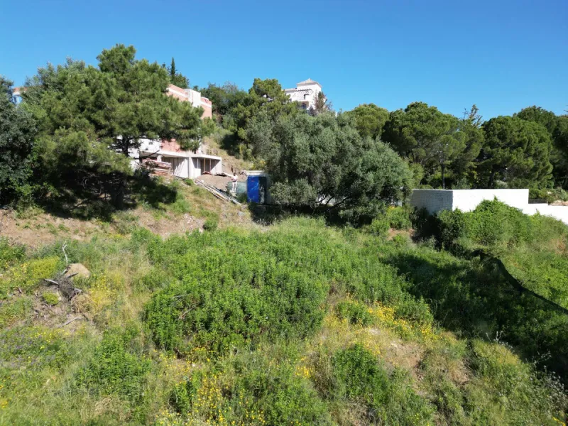 Fabulous south-facing residential plot in the exclusive country estate of Monte Mayor Resort. This large plot of €2.799m2 enjoys stunning views of the lake and surrounding landscape, and is close to the security entrance of the resort.