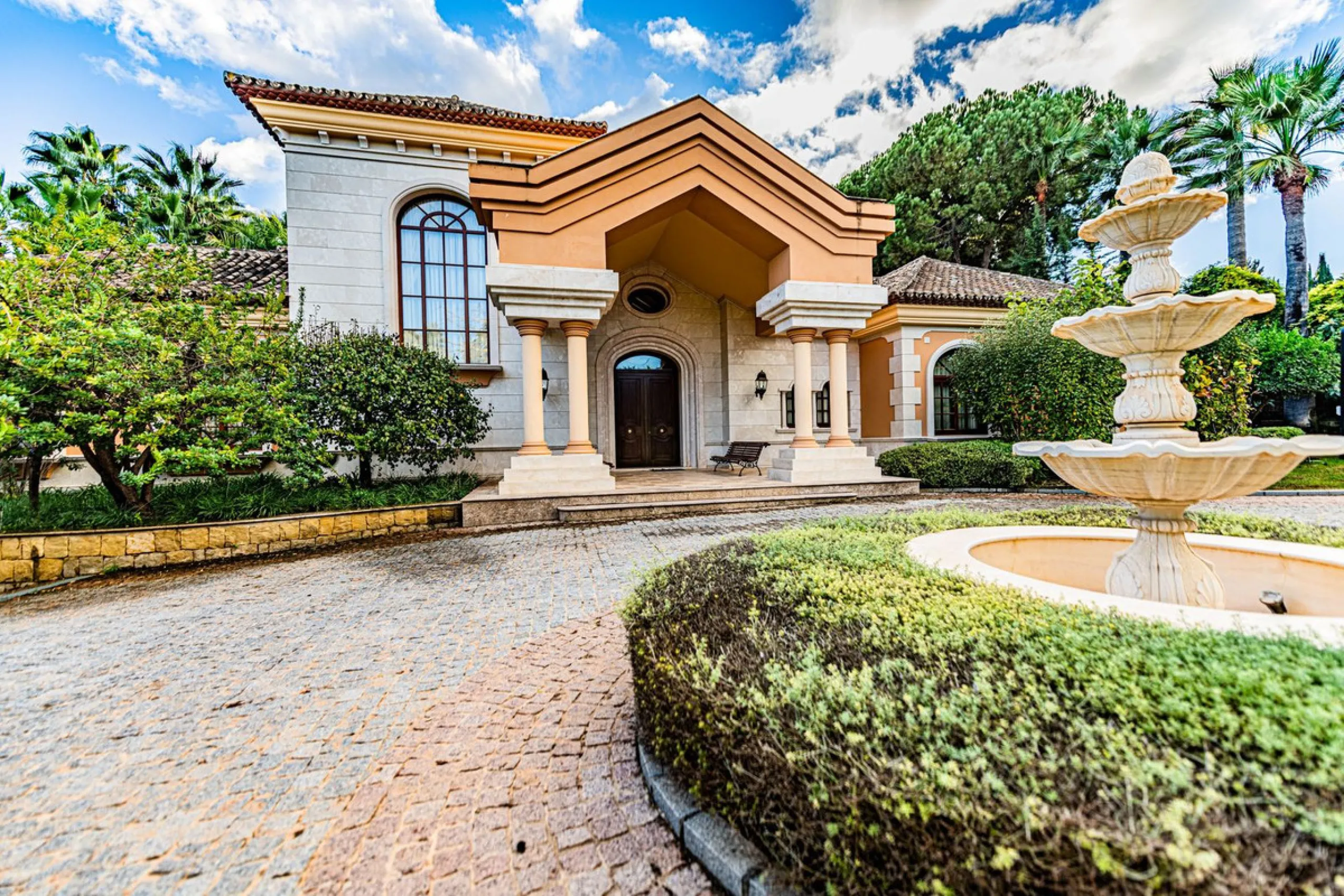Luxury andalusian style villa that resides magnificently in one of the most prestigious and sought-after urbanizations in Marbella, Guadalmina Baja, only 100 meters from the beach and 5 minutes from Puerto Banus. The highest quality materials have been us