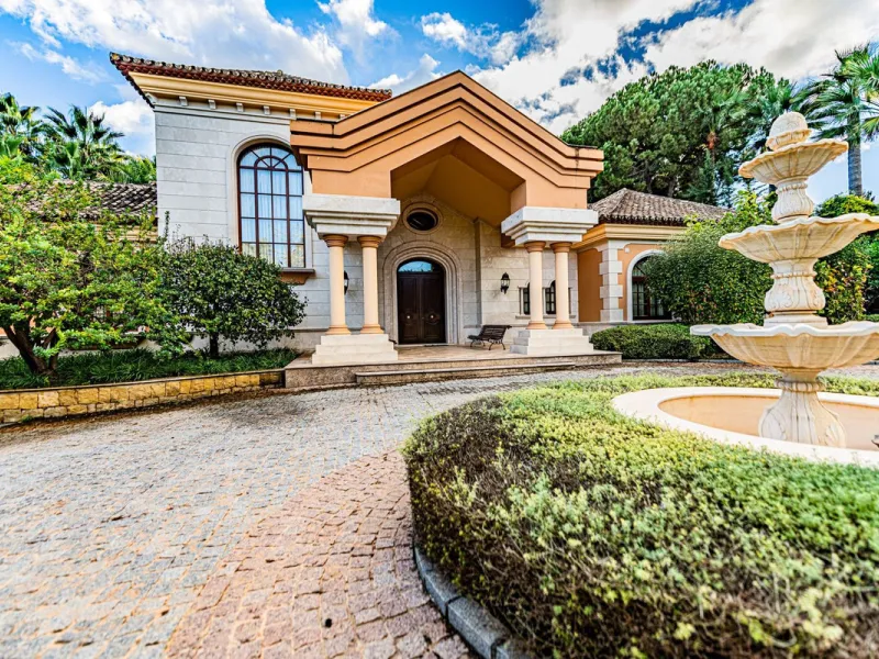 Luxury andalusian style villa that resides magnificently in one of the most prestigious and sought-after urbanizations in Marbella, Guadalmina Baja, only 100 meters from the beach and 5 minutes from Puerto Banus. The highest quality materials have been us