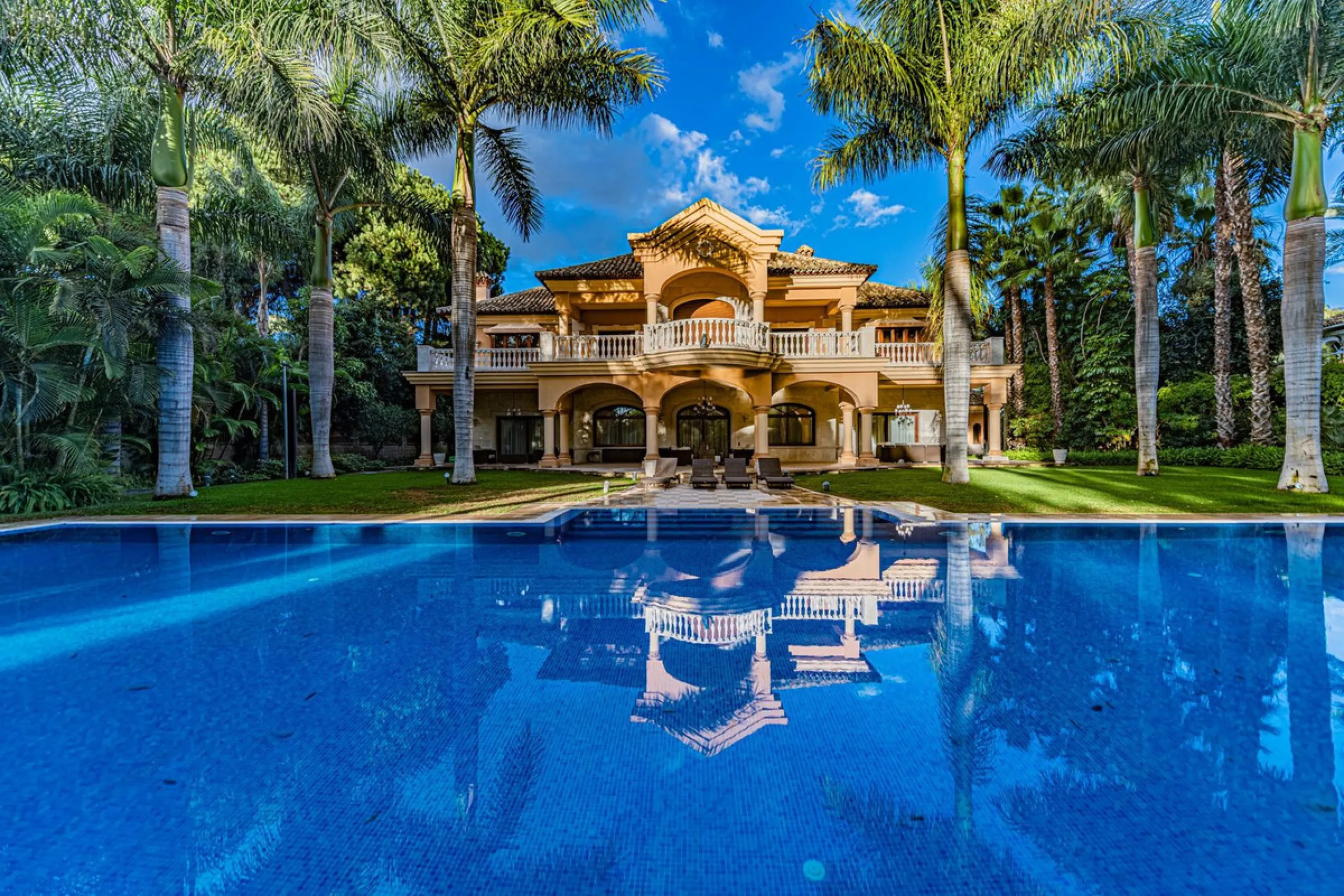Luxury andalusian style villa that resides magnificently in one of the most prestigious and sought-after urbanizations in Marbella, Guadalmina Baja, only 100 meters from the beach and 5 minutes from Puerto Banus. The highest quality materials have been us