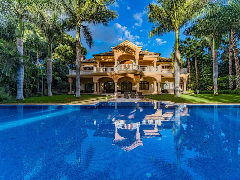 Luxury andalusian style villa that resides magnificently in one of the most prestigious and sought-after urbanizations in Marbella, Guadalmina Baja, only 100 meters from the beach and 5 minutes from Puerto Banus. The highest quality materials have been us