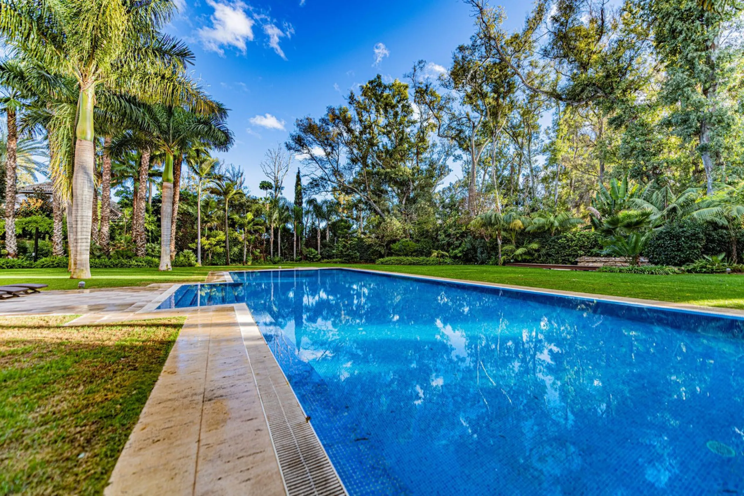 Luxury andalusian style villa that resides magnificently in one of the most prestigious and sought-after urbanizations in Marbella, Guadalmina Baja, only 100 meters from the beach and 5 minutes from Puerto Banus. The highest quality materials have been us