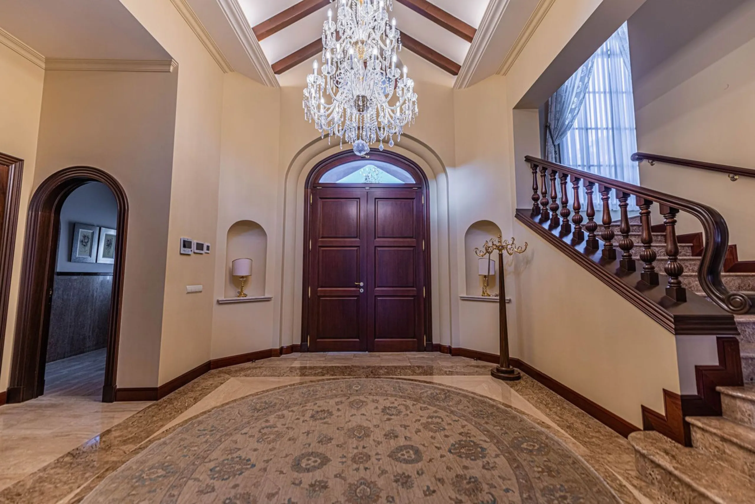 Luxury andalusian style villa that resides magnificently in one of the most prestigious and sought-after urbanizations in Marbella, Guadalmina Baja, only 100 meters from the beach and 5 minutes from Puerto Banus. The highest quality materials have been us