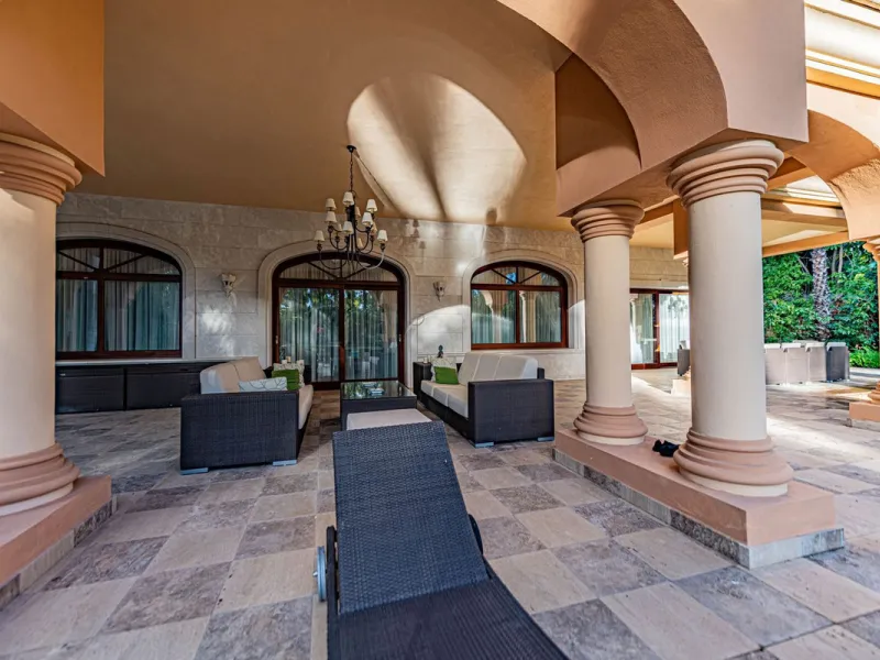 Luxury andalusian style villa that resides magnificently in one of the most prestigious and sought-after urbanizations in Marbella, Guadalmina Baja, only 100 meters from the beach and 5 minutes from Puerto Banus. The highest quality materials have been us