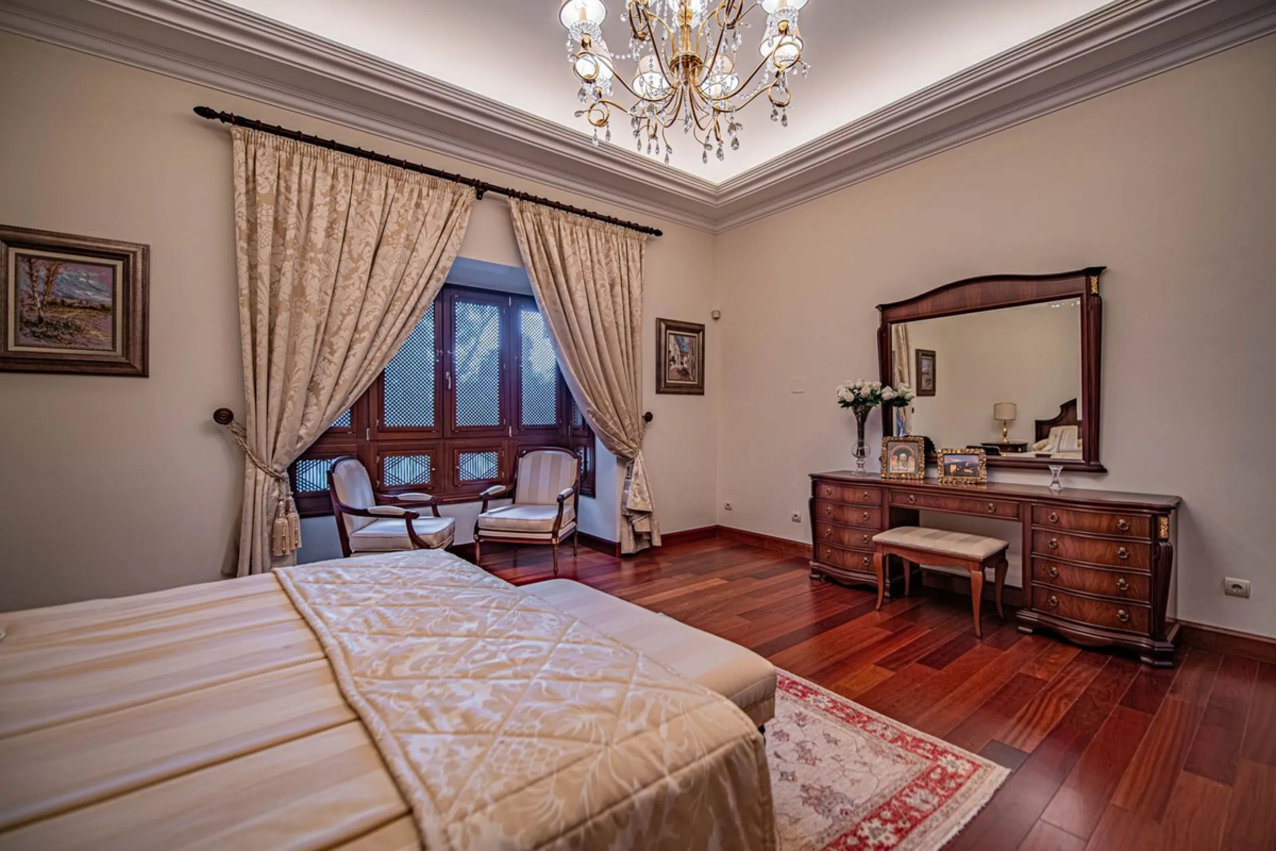 Luxury andalusian style villa that resides magnificently in one of the most prestigious and sought-after urbanizations in Marbella, Guadalmina Baja, only 100 meters from the beach and 5 minutes from Puerto Banus. The highest quality materials have been us
