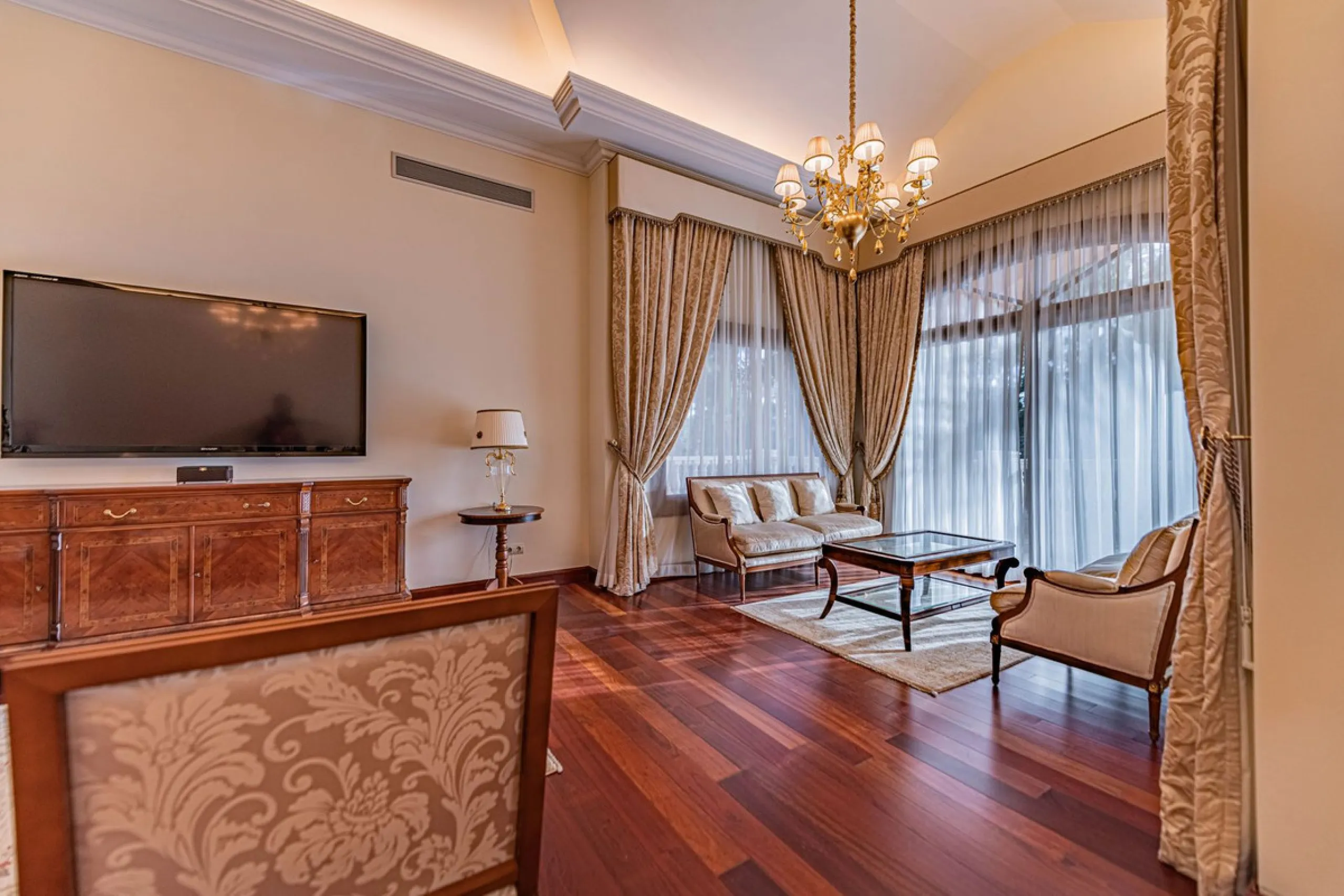 Luxury andalusian style villa that resides magnificently in one of the most prestigious and sought-after urbanizations in Marbella, Guadalmina Baja, only 100 meters from the beach and 5 minutes from Puerto Banus. The highest quality materials have been us