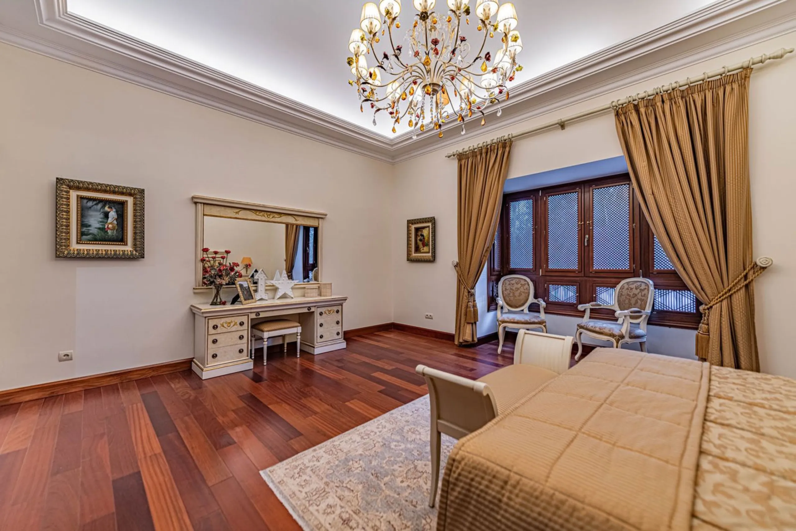 Luxury andalusian style villa that resides magnificently in one of the most prestigious and sought-after urbanizations in Marbella, Guadalmina Baja, only 100 meters from the beach and 5 minutes from Puerto Banus. The highest quality materials have been us
