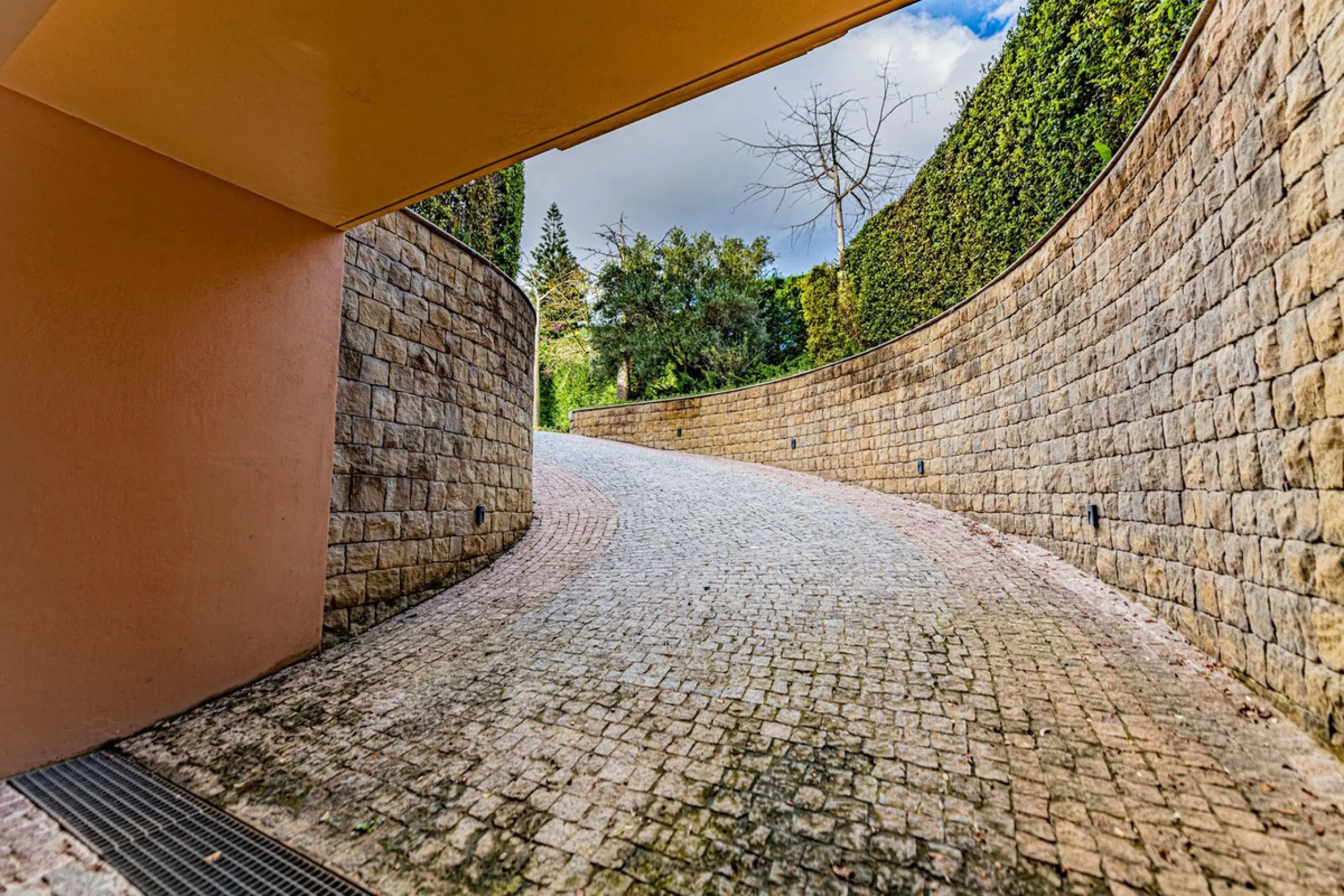 Luxury andalusian style villa that resides magnificently in one of the most prestigious and sought-after urbanizations in Marbella, Guadalmina Baja, only 100 meters from the beach and 5 minutes from Puerto Banus. The highest quality materials have been us