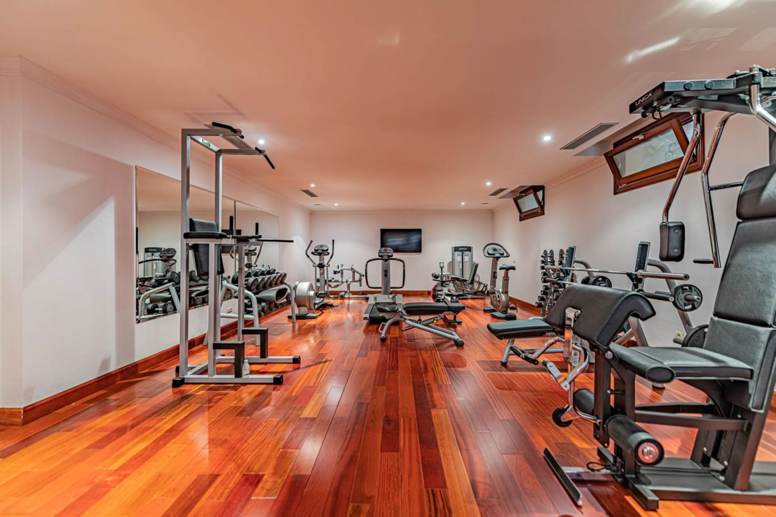 Luxury andalusian style villa that resides magnificently in one of the most prestigious and sought-after urbanizations in Marbella, Guadalmina Baja, only 100 meters from the beach and 5 minutes from Puerto Banus. The highest quality materials have been us
