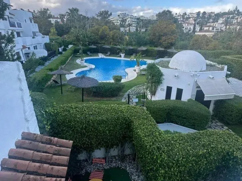 Apartment - Middle Floor Apartment в продаже в Estepona, Málaga. В доме 2 спален и 2 ванных комнат. Площадь дома 92 м²