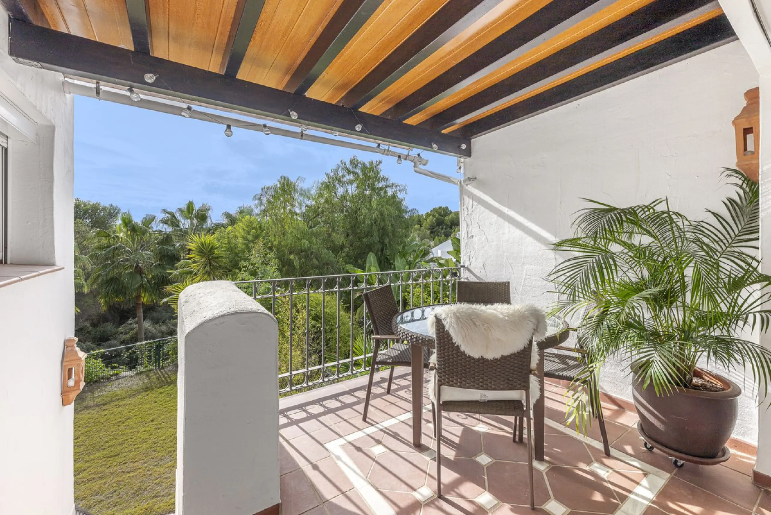 Discover serenity and discreet luxury in this magnificent 293 m² townhouse located in the prestigious Zahara de Istán urbanization, a gated and secure enclave in the charming setting of Istán. Here, the Mediterranean lifestyle merges with the tranquility 