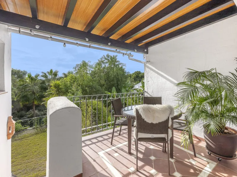 Discover serenity and discreet luxury in this magnificent 293 m² townhouse located in the prestigious Zahara de Istán urbanization, a gated and secure enclave in the charming setting of Istán. Here, the Mediterranean lifestyle merges with the tranquility 