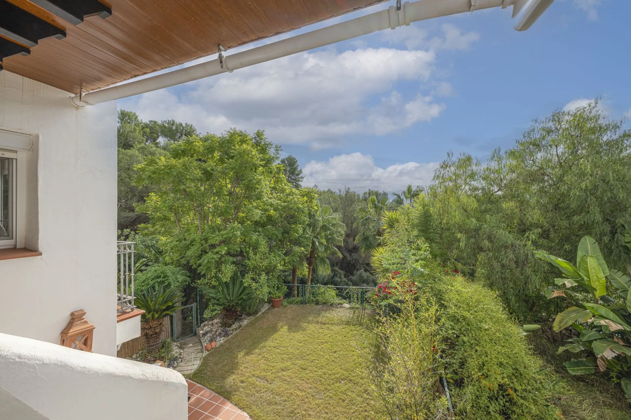 Discover serenity and discreet luxury in this magnificent 293 m² townhouse located in the prestigious Zahara de Istán urbanization, a gated and secure enclave in the charming setting of Istán. Here, the Mediterranean lifestyle merges with the tranquility 