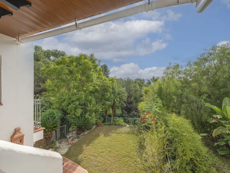 Discover serenity and discreet luxury in this magnificent 293 m² townhouse located in the prestigious Zahara de Istán urbanization, a gated and secure enclave in the charming setting of Istán. Here, the Mediterranean lifestyle merges with the tranquility 