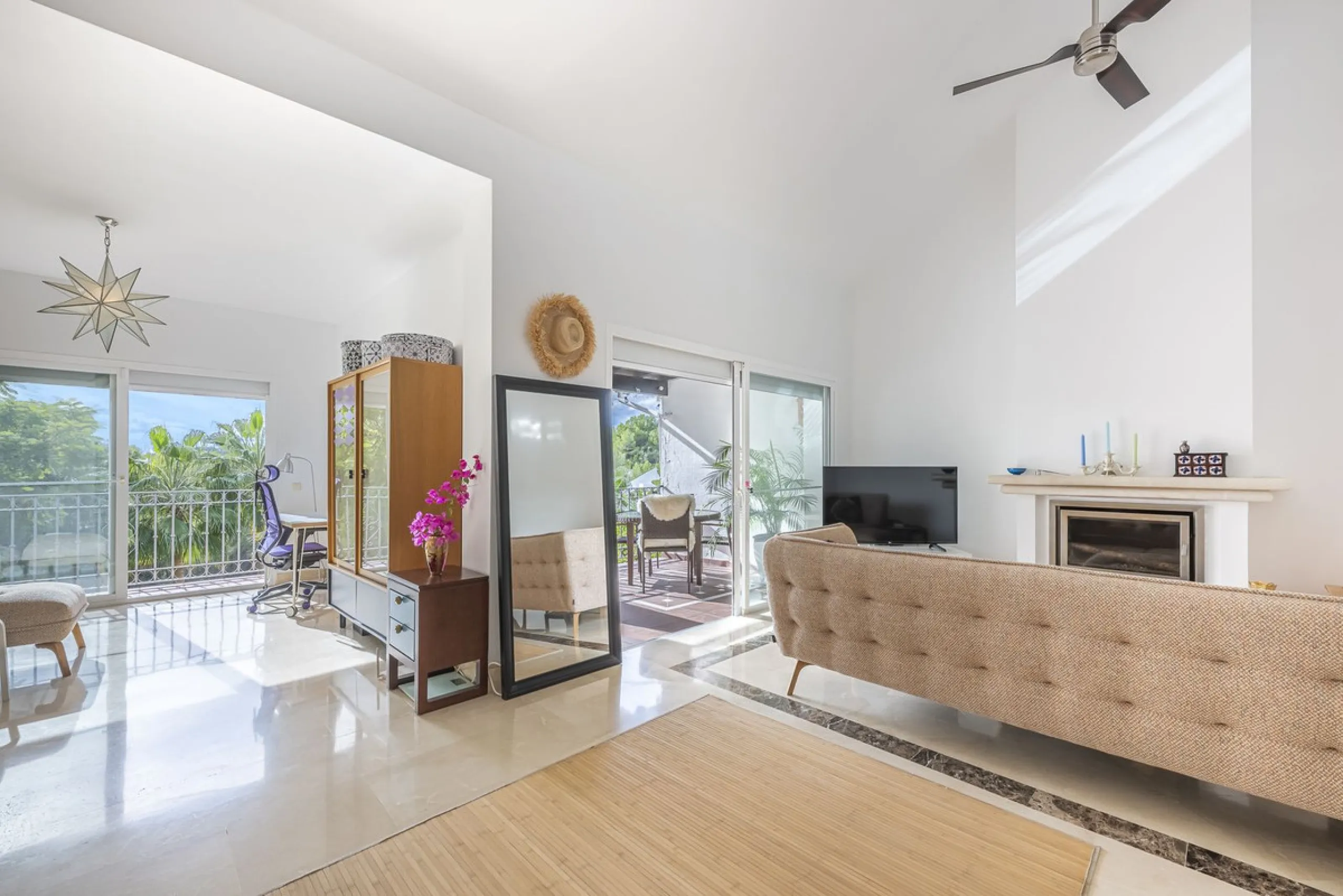 Discover serenity and discreet luxury in this magnificent 293 m² townhouse located in the prestigious Zahara de Istán urbanization, a gated and secure enclave in the charming setting of Istán. Here, the Mediterranean lifestyle merges with the tranquility 