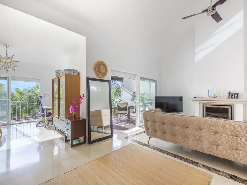 Discover serenity and discreet luxury in this magnificent 293 m² townhouse located in the prestigious Zahara de Istán urbanization, a gated and secure enclave in the charming setting of Istán. Here, the Mediterranean lifestyle merges with the tranquility 