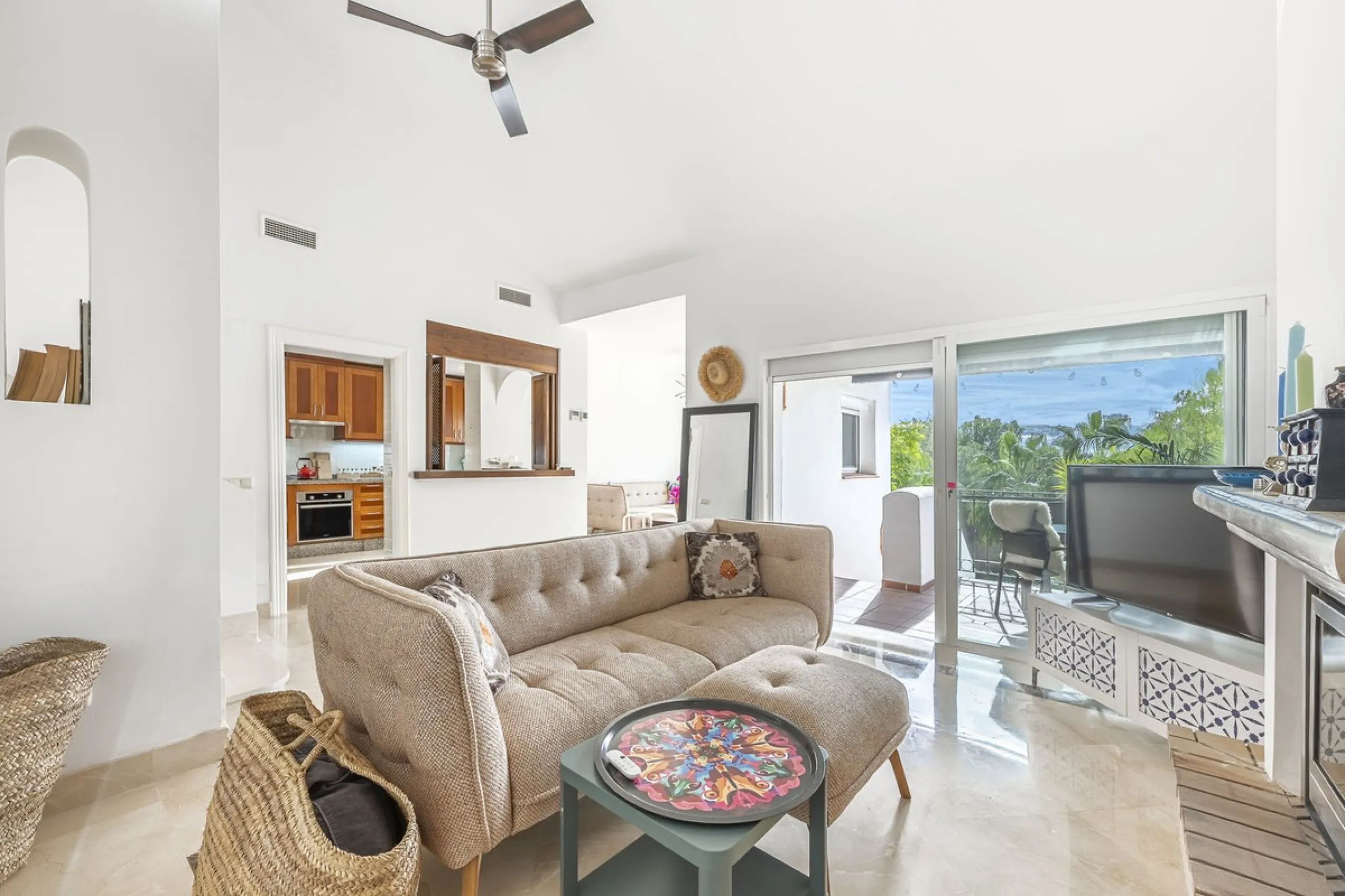 Discover serenity and discreet luxury in this magnificent 293 m² townhouse located in the prestigious Zahara de Istán urbanization, a gated and secure enclave in the charming setting of Istán. Here, the Mediterranean lifestyle merges with the tranquility 