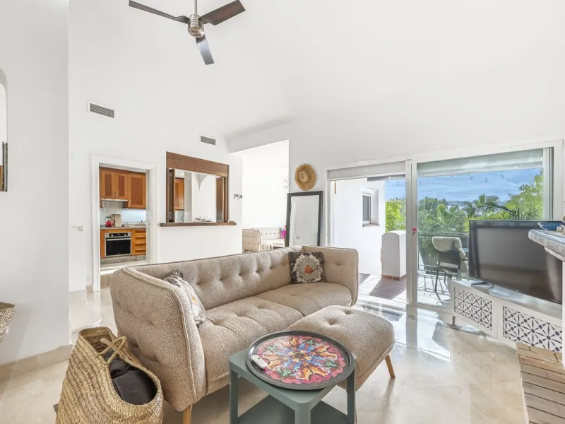 Discover serenity and discreet luxury in this magnificent 293 m² townhouse located in the prestigious Zahara de Istán urbanization, a gated and secure enclave in the charming setting of Istán. Here, the Mediterranean lifestyle merges with the tranquility 