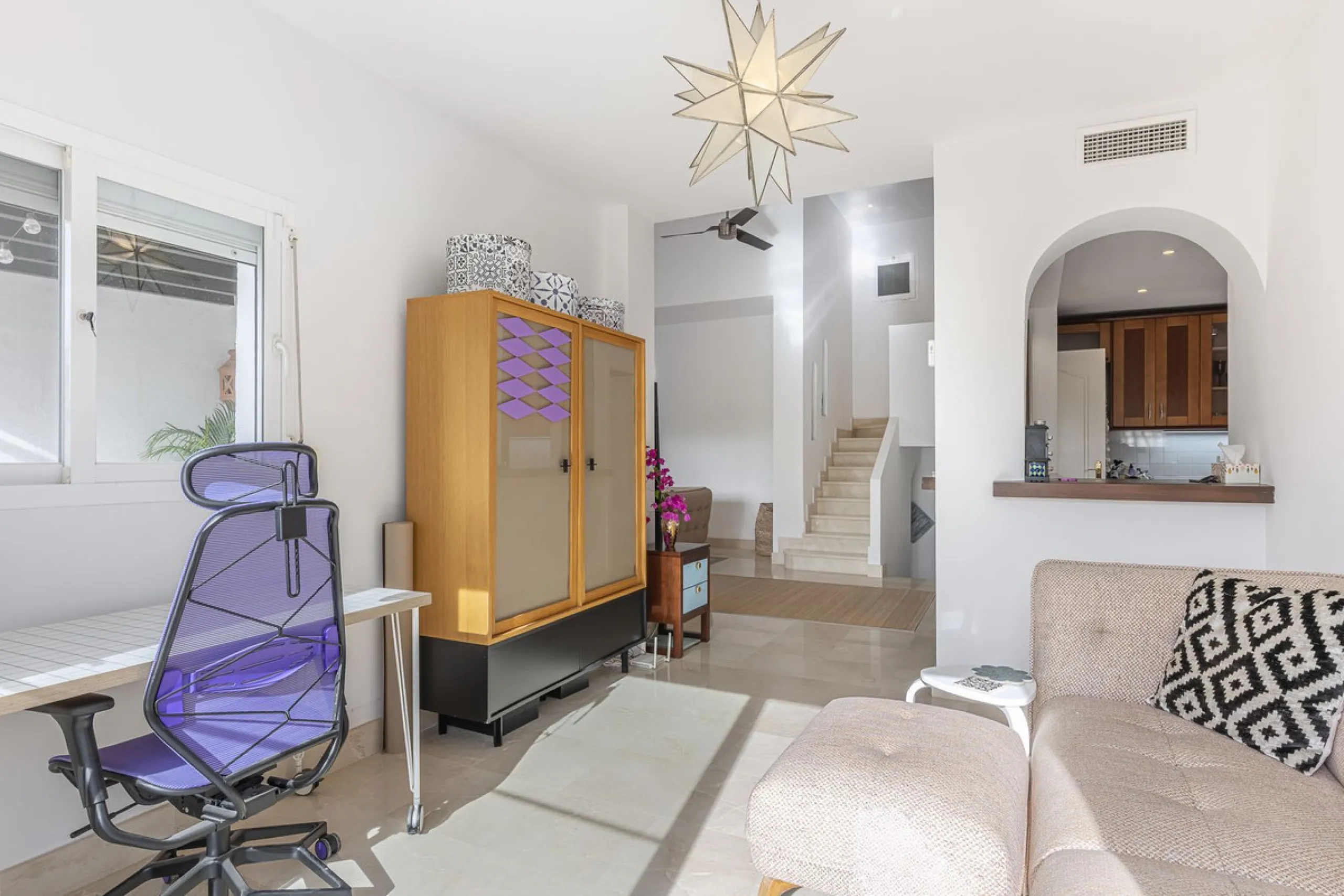 Discover serenity and discreet luxury in this magnificent 293 m² townhouse located in the prestigious Zahara de Istán urbanization, a gated and secure enclave in the charming setting of Istán. Here, the Mediterranean lifestyle merges with the tranquility 