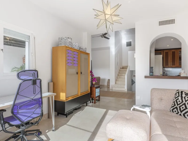 Discover serenity and discreet luxury in this magnificent 293 m² townhouse located in the prestigious Zahara de Istán urbanization, a gated and secure enclave in the charming setting of Istán. Here, the Mediterranean lifestyle merges with the tranquility 