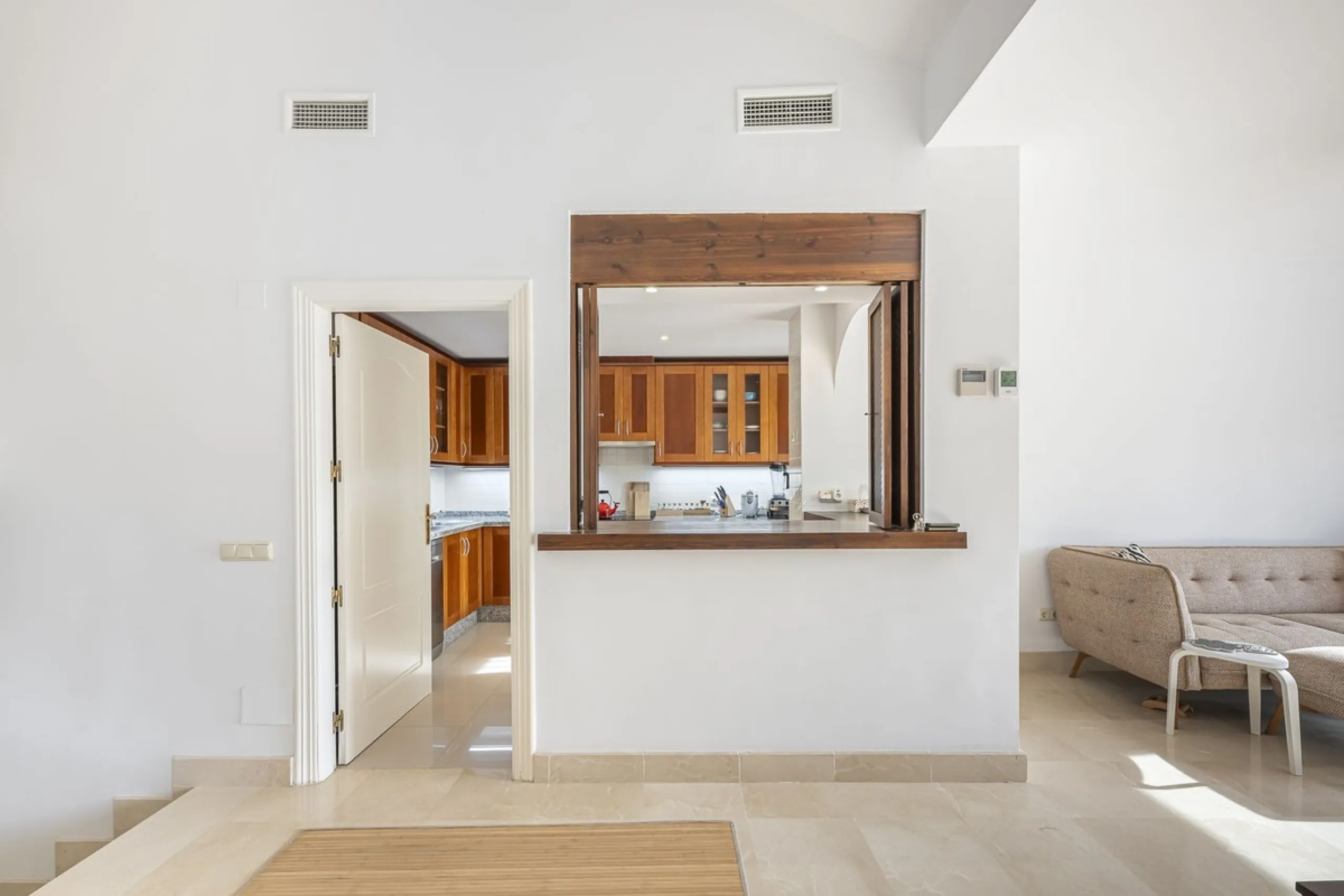 Discover serenity and discreet luxury in this magnificent 293 m² townhouse located in the prestigious Zahara de Istán urbanization, a gated and secure enclave in the charming setting of Istán. Here, the Mediterranean lifestyle merges with the tranquility 