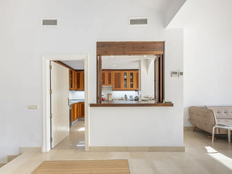 Discover serenity and discreet luxury in this magnificent 293 m² townhouse located in the prestigious Zahara de Istán urbanization, a gated and secure enclave in the charming setting of Istán. Here, the Mediterranean lifestyle merges with the tranquility 