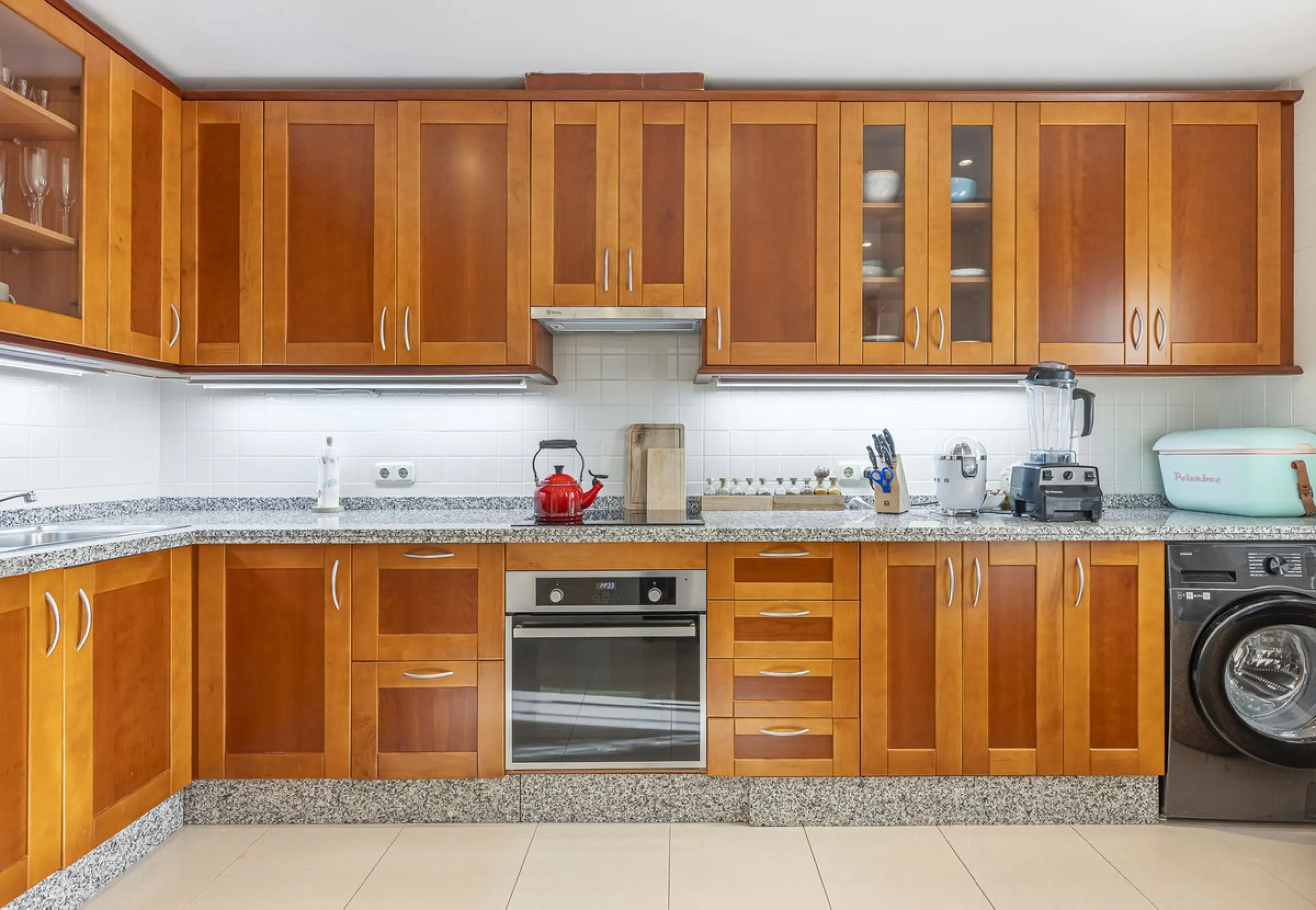 Discover serenity and discreet luxury in this magnificent 293 m² townhouse located in the prestigious Zahara de Istán urbanization, a gated and secure enclave in the charming setting of Istán. Here, the Mediterranean lifestyle merges with the tranquility 