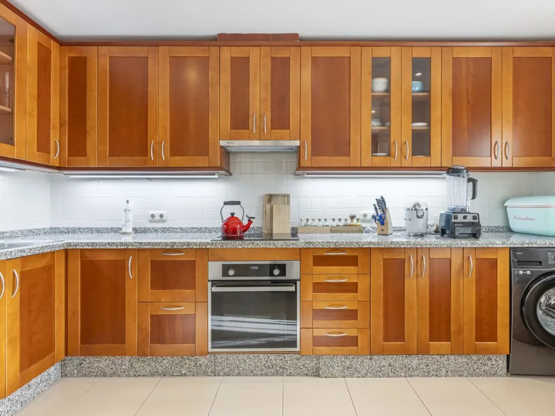Discover serenity and discreet luxury in this magnificent 293 m² townhouse located in the prestigious Zahara de Istán urbanization, a gated and secure enclave in the charming setting of Istán. Here, the Mediterranean lifestyle merges with the tranquility 