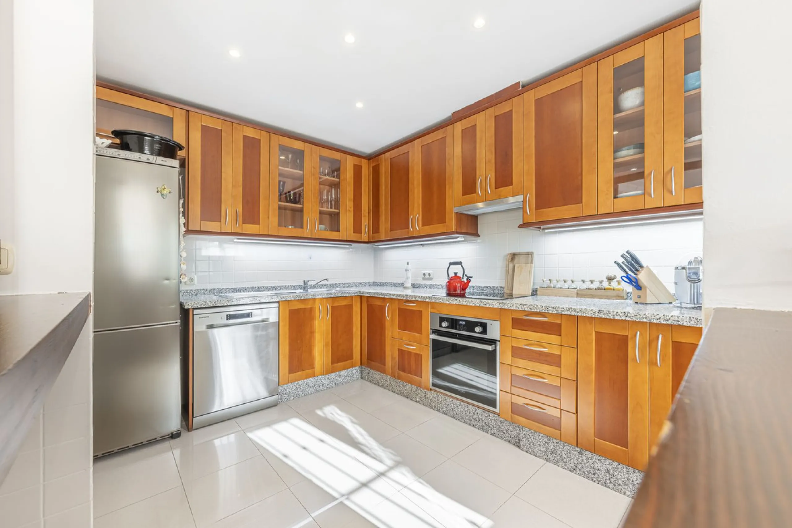 Discover serenity and discreet luxury in this magnificent 293 m² townhouse located in the prestigious Zahara de Istán urbanization, a gated and secure enclave in the charming setting of Istán. Here, the Mediterranean lifestyle merges with the tranquility 