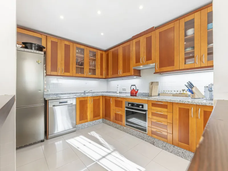 Discover serenity and discreet luxury in this magnificent 293 m² townhouse located in the prestigious Zahara de Istán urbanization, a gated and secure enclave in the charming setting of Istán. Here, the Mediterranean lifestyle merges with the tranquility 