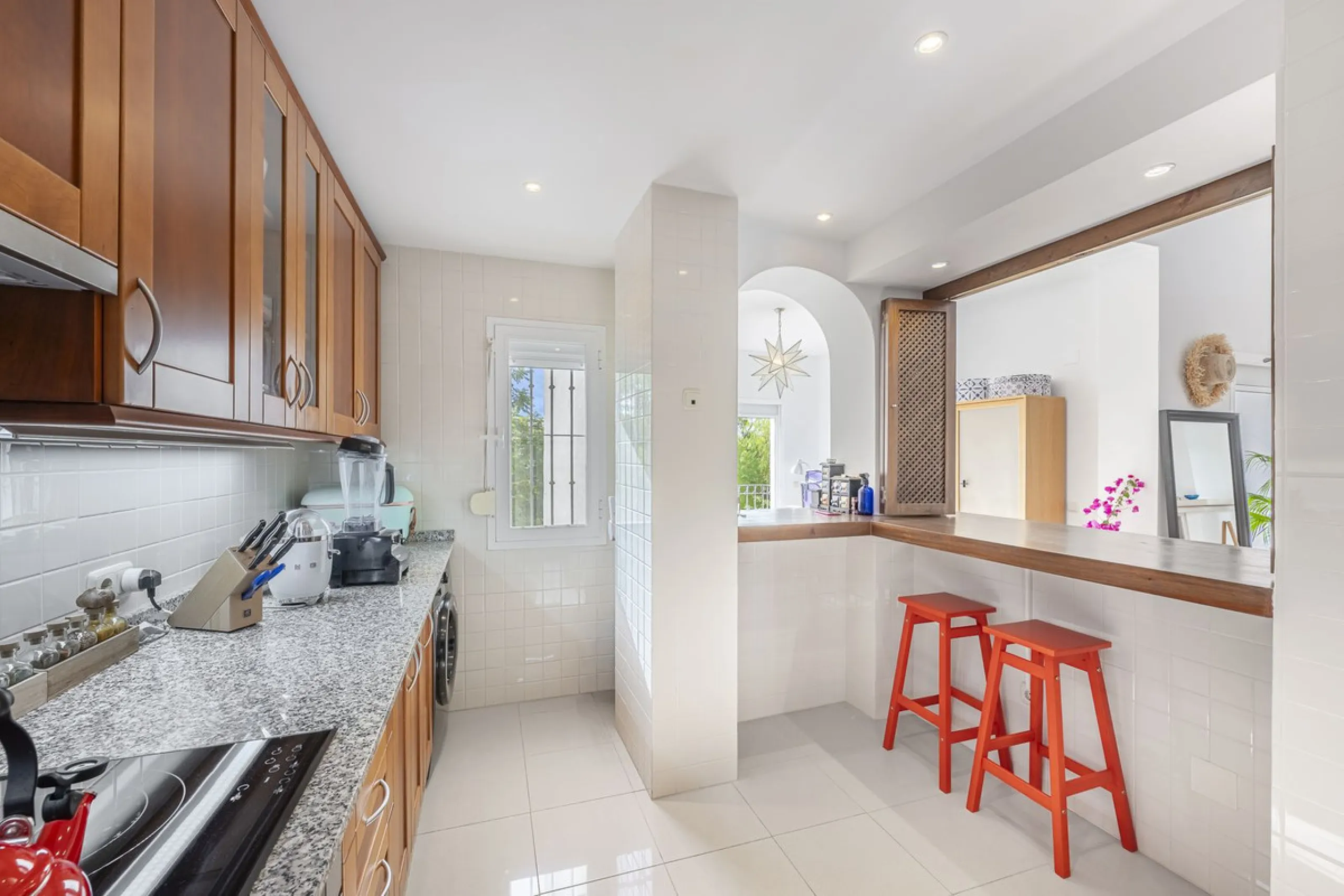 Discover serenity and discreet luxury in this magnificent 293 m² townhouse located in the prestigious Zahara de Istán urbanization, a gated and secure enclave in the charming setting of Istán. Here, the Mediterranean lifestyle merges with the tranquility 