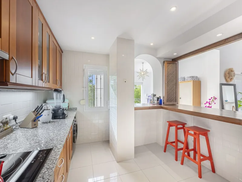 Discover serenity and discreet luxury in this magnificent 293 m² townhouse located in the prestigious Zahara de Istán urbanization, a gated and secure enclave in the charming setting of Istán. Here, the Mediterranean lifestyle merges with the tranquility 