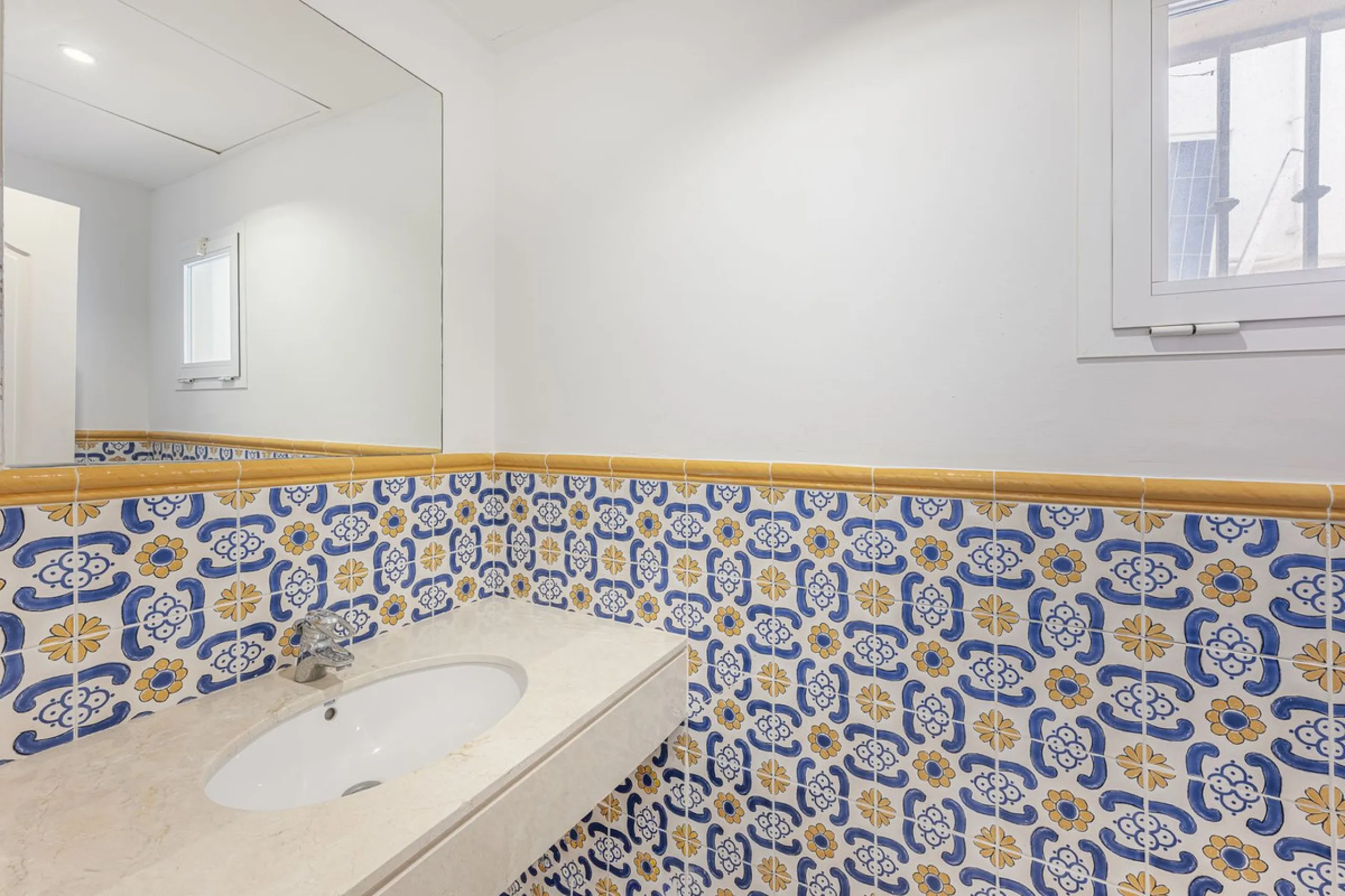 Discover serenity and discreet luxury in this magnificent 293 m² townhouse located in the prestigious Zahara de Istán urbanization, a gated and secure enclave in the charming setting of Istán. Here, the Mediterranean lifestyle merges with the tranquility 