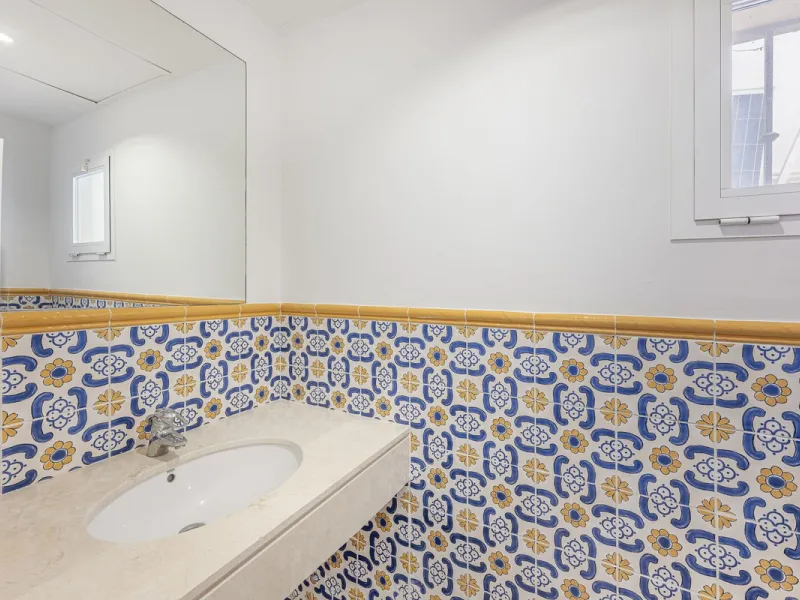 Discover serenity and discreet luxury in this magnificent 293 m² townhouse located in the prestigious Zahara de Istán urbanization, a gated and secure enclave in the charming setting of Istán. Here, the Mediterranean lifestyle merges with the tranquility 