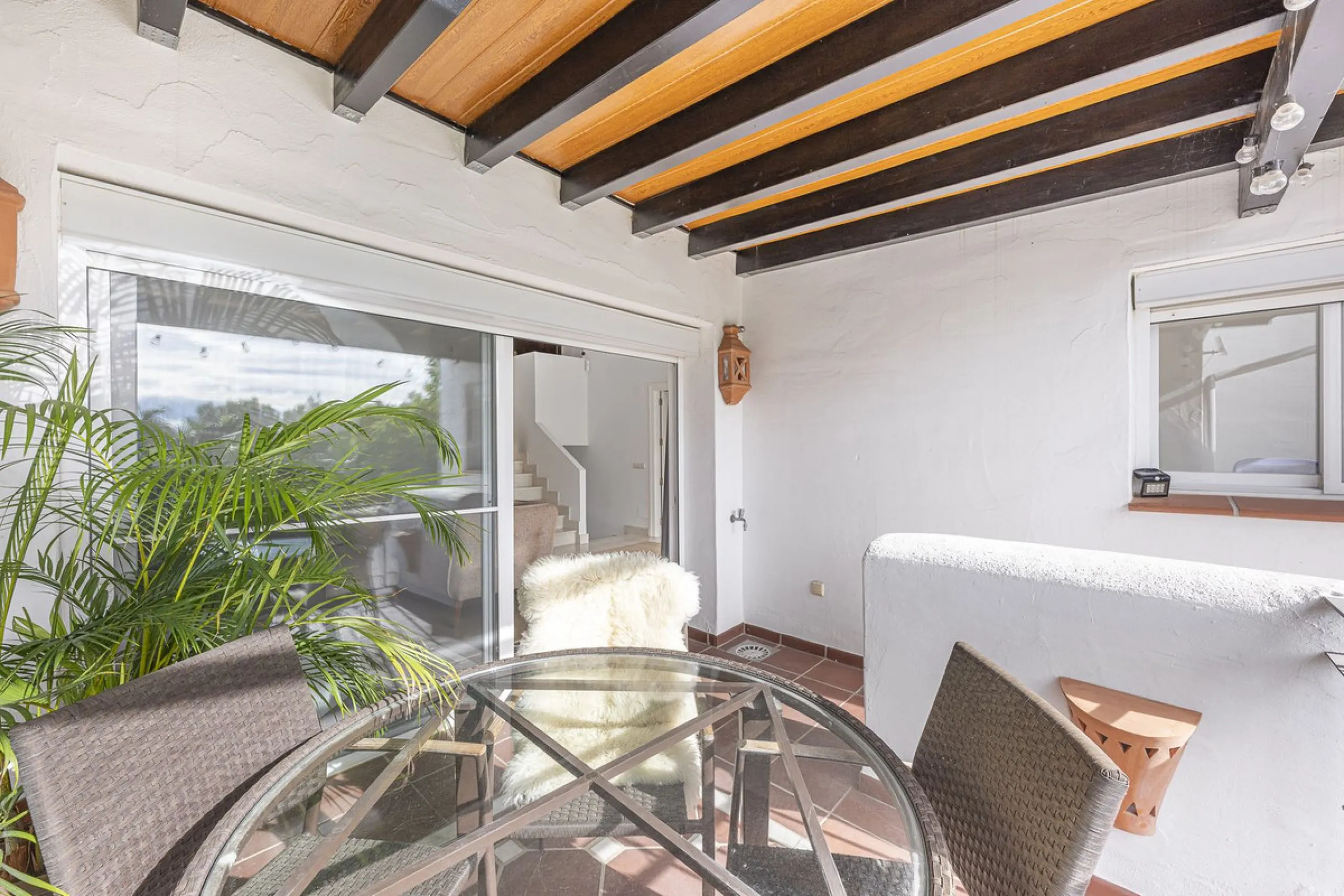 Discover serenity and discreet luxury in this magnificent 293 m² townhouse located in the prestigious Zahara de Istán urbanization, a gated and secure enclave in the charming setting of Istán. Here, the Mediterranean lifestyle merges with the tranquility 