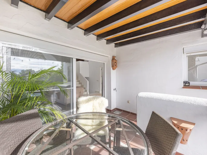 Discover serenity and discreet luxury in this magnificent 293 m² townhouse located in the prestigious Zahara de Istán urbanization, a gated and secure enclave in the charming setting of Istán. Here, the Mediterranean lifestyle merges with the tranquility 