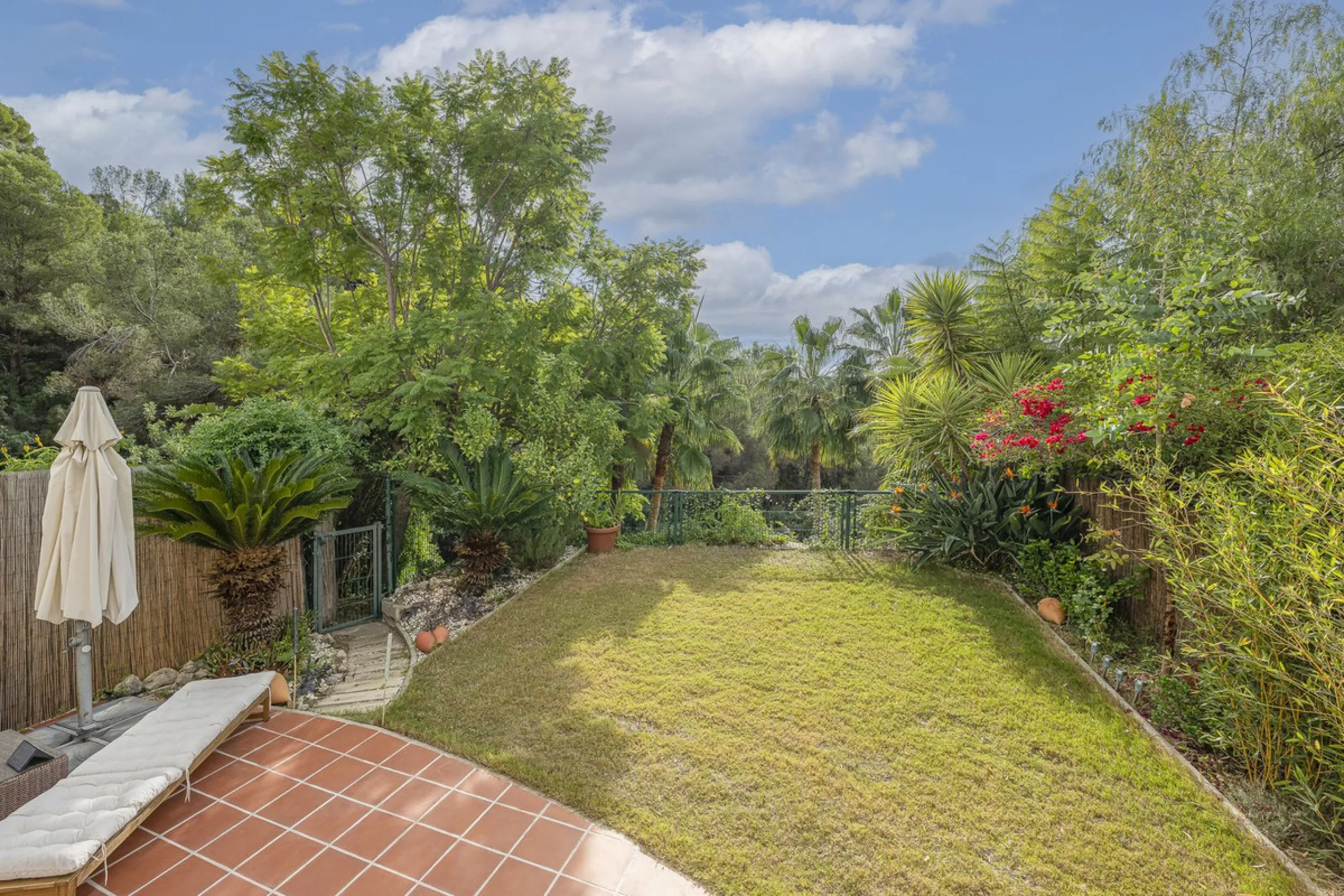 Discover serenity and discreet luxury in this magnificent 293 m² townhouse located in the prestigious Zahara de Istán urbanization, a gated and secure enclave in the charming setting of Istán. Here, the Mediterranean lifestyle merges with the tranquility 