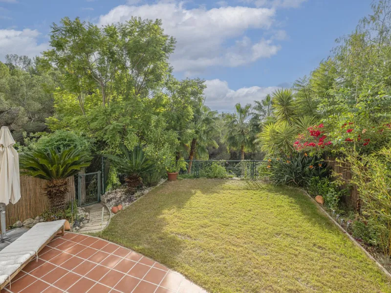 Discover serenity and discreet luxury in this magnificent 293 m² townhouse located in the prestigious Zahara de Istán urbanization, a gated and secure enclave in the charming setting of Istán. Here, the Mediterranean lifestyle merges with the tranquility 