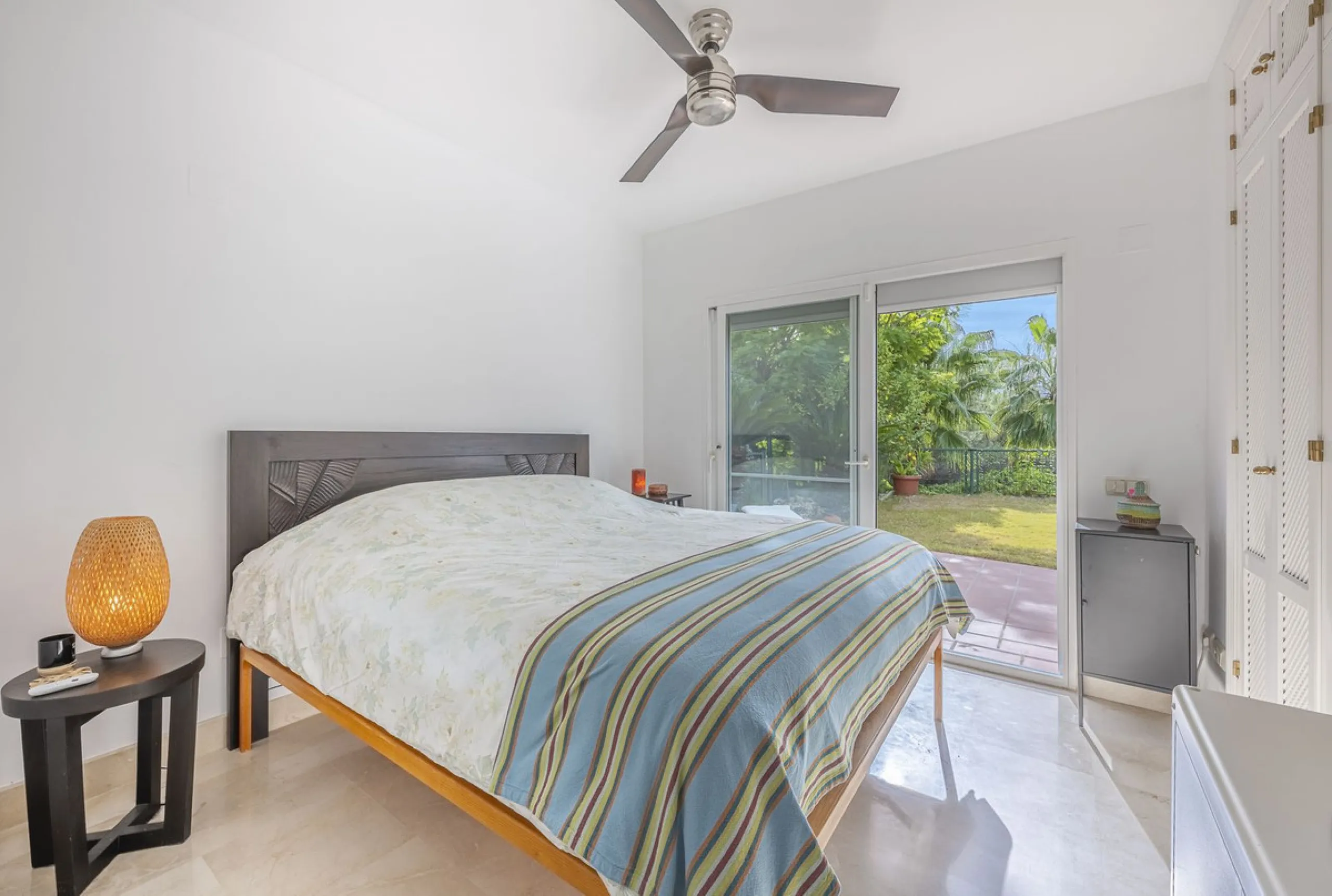 Discover serenity and discreet luxury in this magnificent 293 m² townhouse located in the prestigious Zahara de Istán urbanization, a gated and secure enclave in the charming setting of Istán. Here, the Mediterranean lifestyle merges with the tranquility 